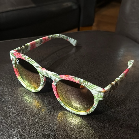 BLENDERS Throwback Floral Sunglasses with Cloth Blenders Pouch - Picture 4 of 9